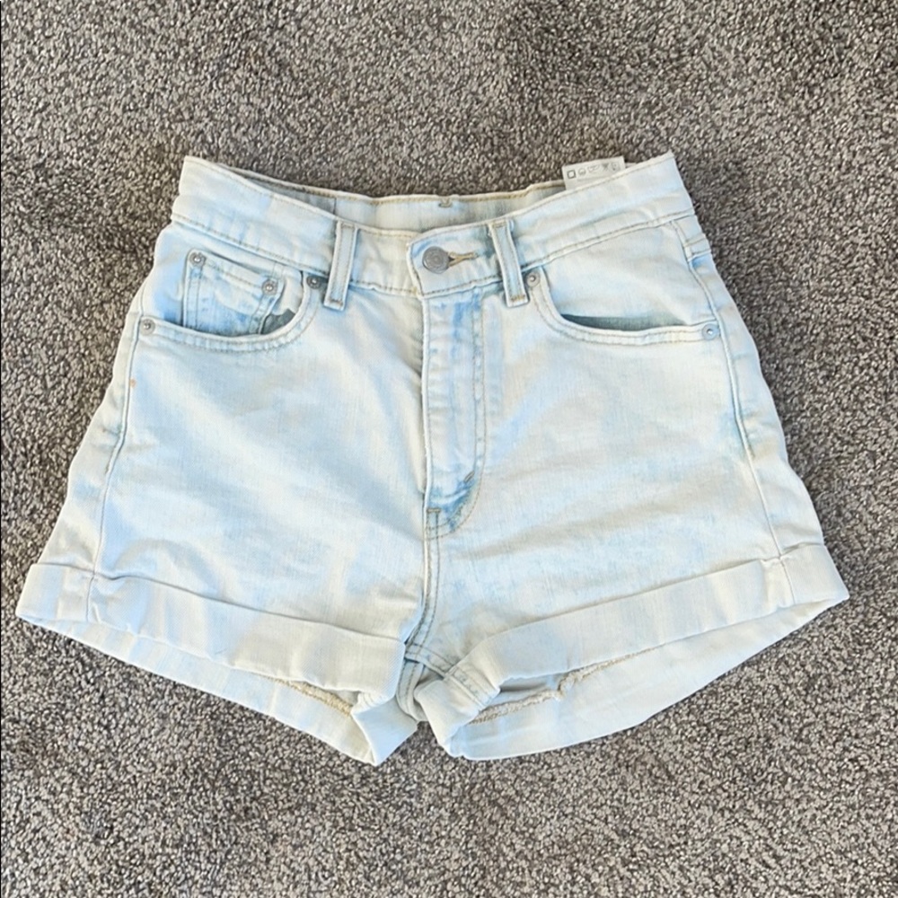 Light wash Levi shorts!